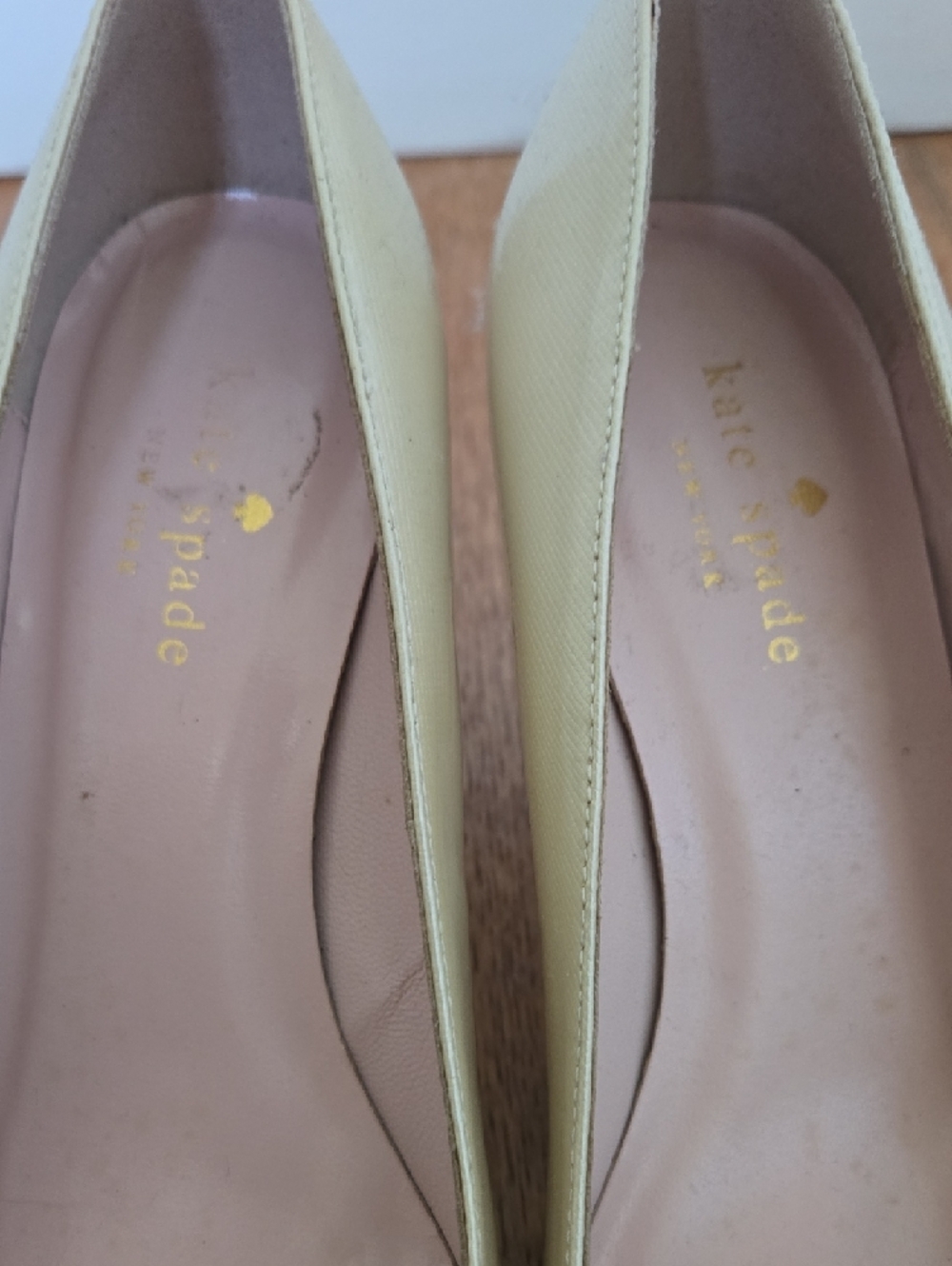 Kate Spade Pointed Toe Bow Pumps in Patent Cream 7.5 - Picture 2 of 8